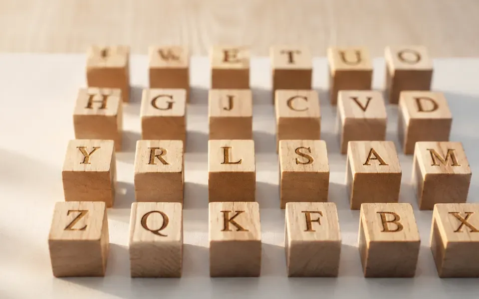 Cubes de bois graves de lettres alignes en rangees